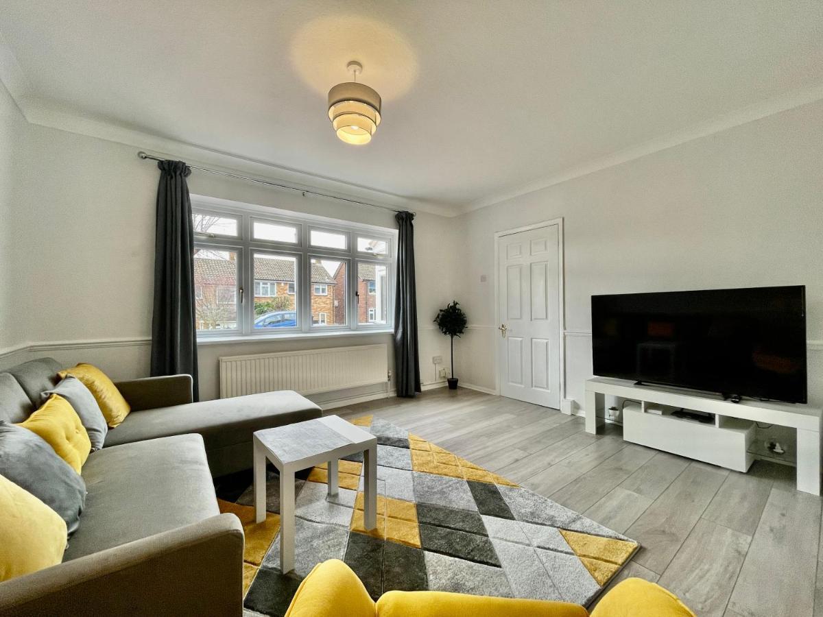 Stylish 3 Bed Chigwell Home With Free Parking Экстерьер фото