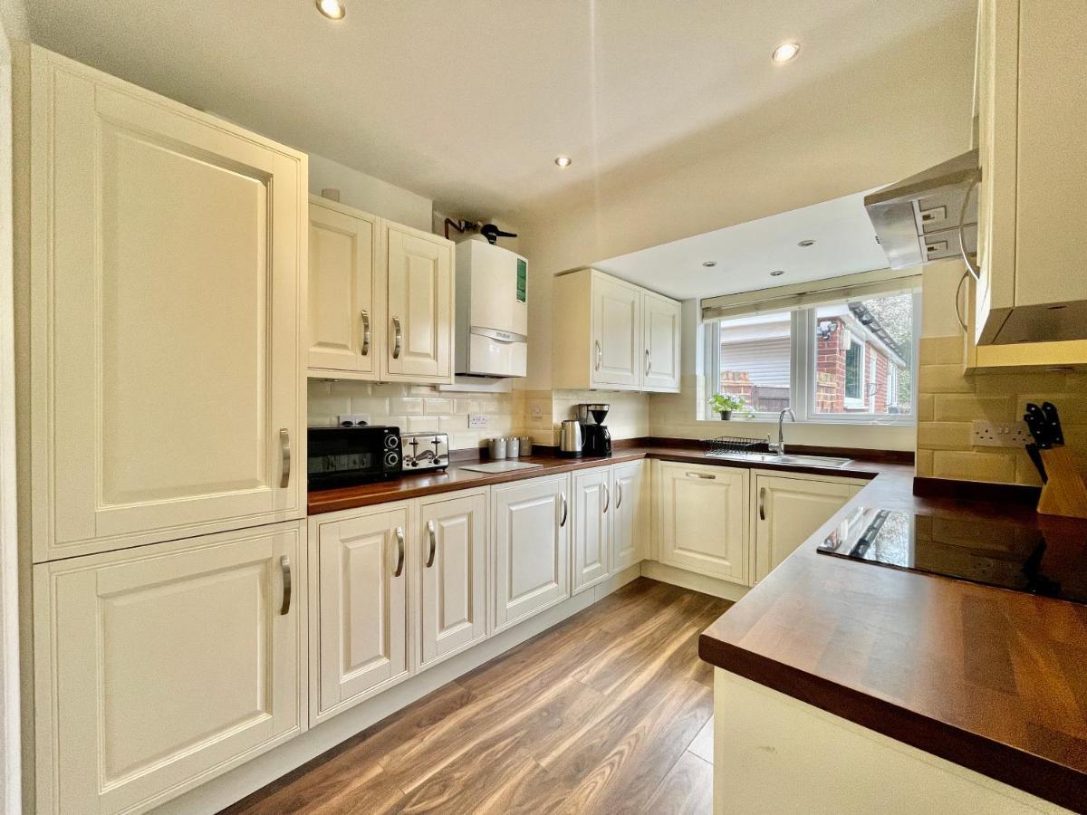 Stylish 3 Bed Chigwell Home With Free Parking Экстерьер фото