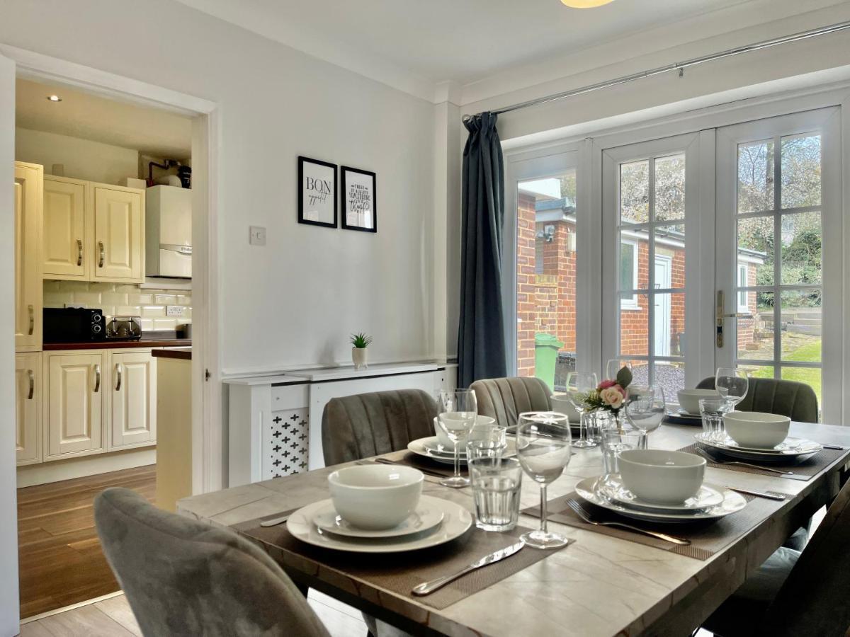 Stylish 3 Bed Chigwell Home With Free Parking Экстерьер фото