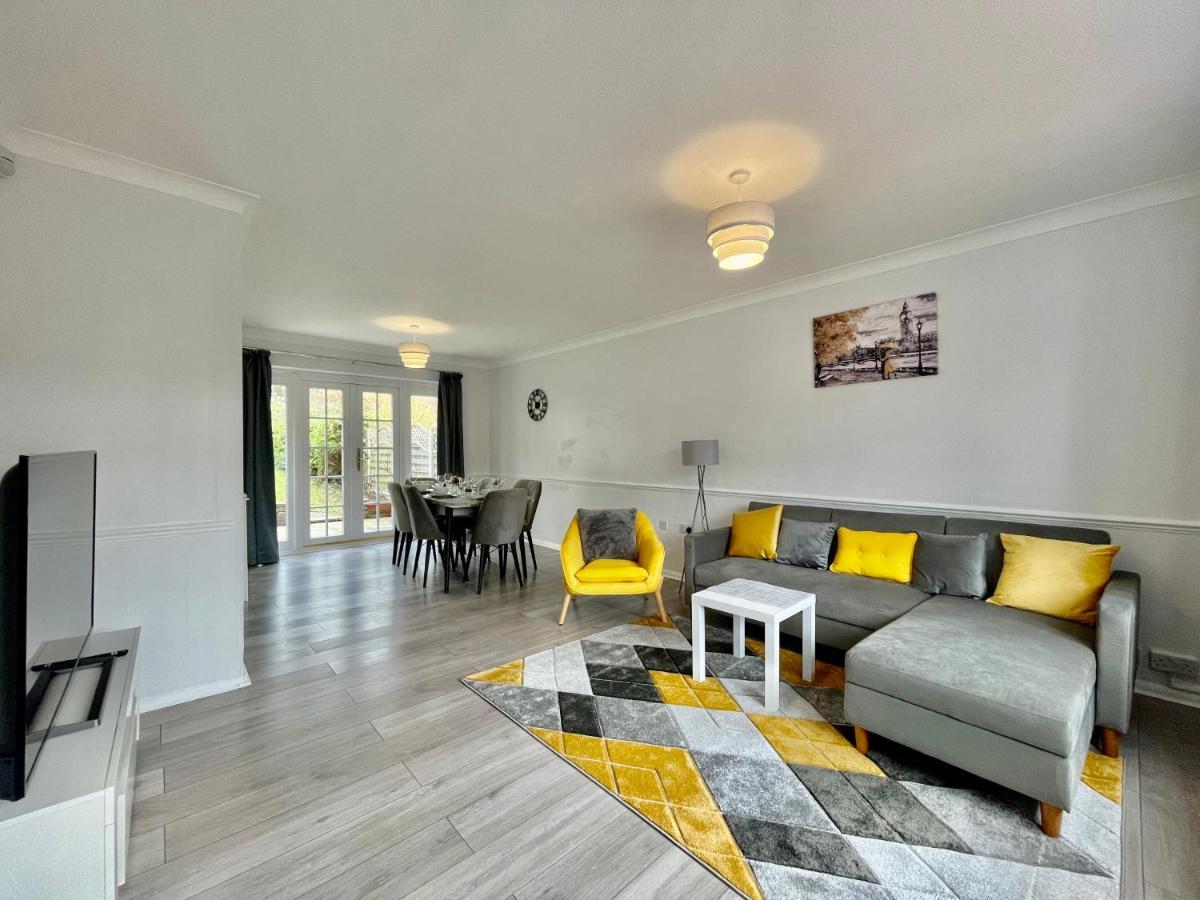 Stylish 3 Bed Chigwell Home With Free Parking Экстерьер фото
