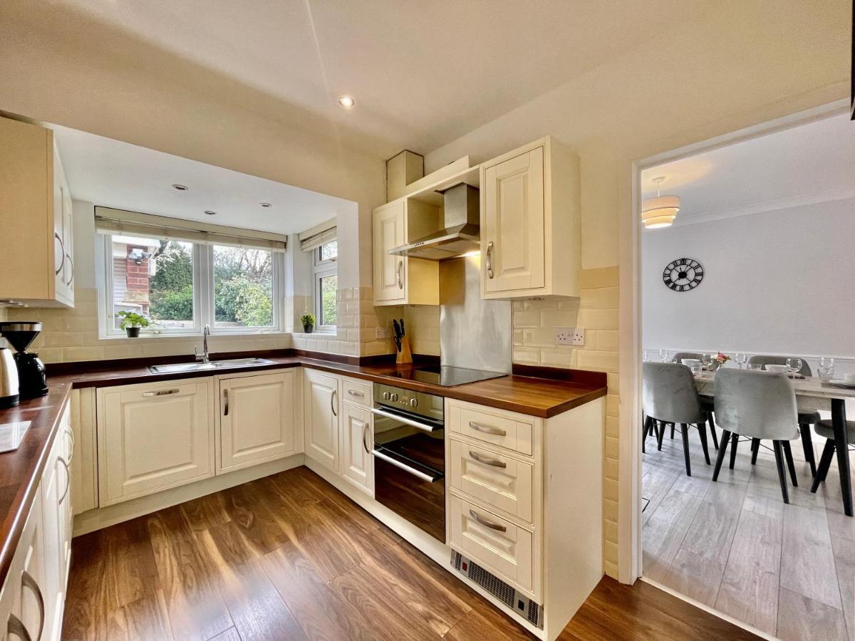 Stylish 3 Bed Chigwell Home With Free Parking Экстерьер фото
