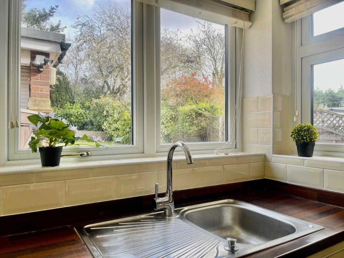 Stylish 3 Bed Chigwell Home With Free Parking Экстерьер фото