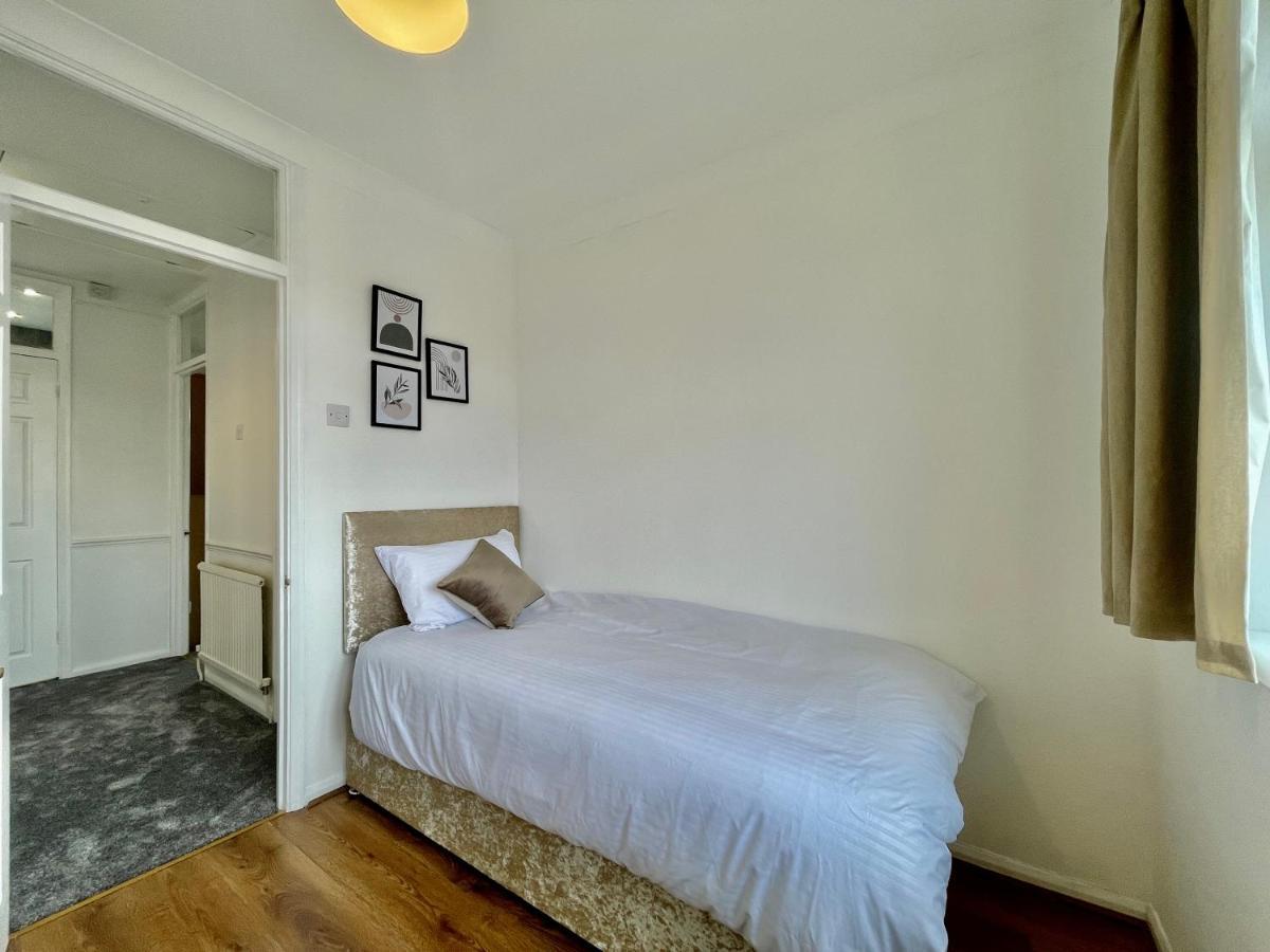 Stylish 3 Bed Chigwell Home With Free Parking Экстерьер фото