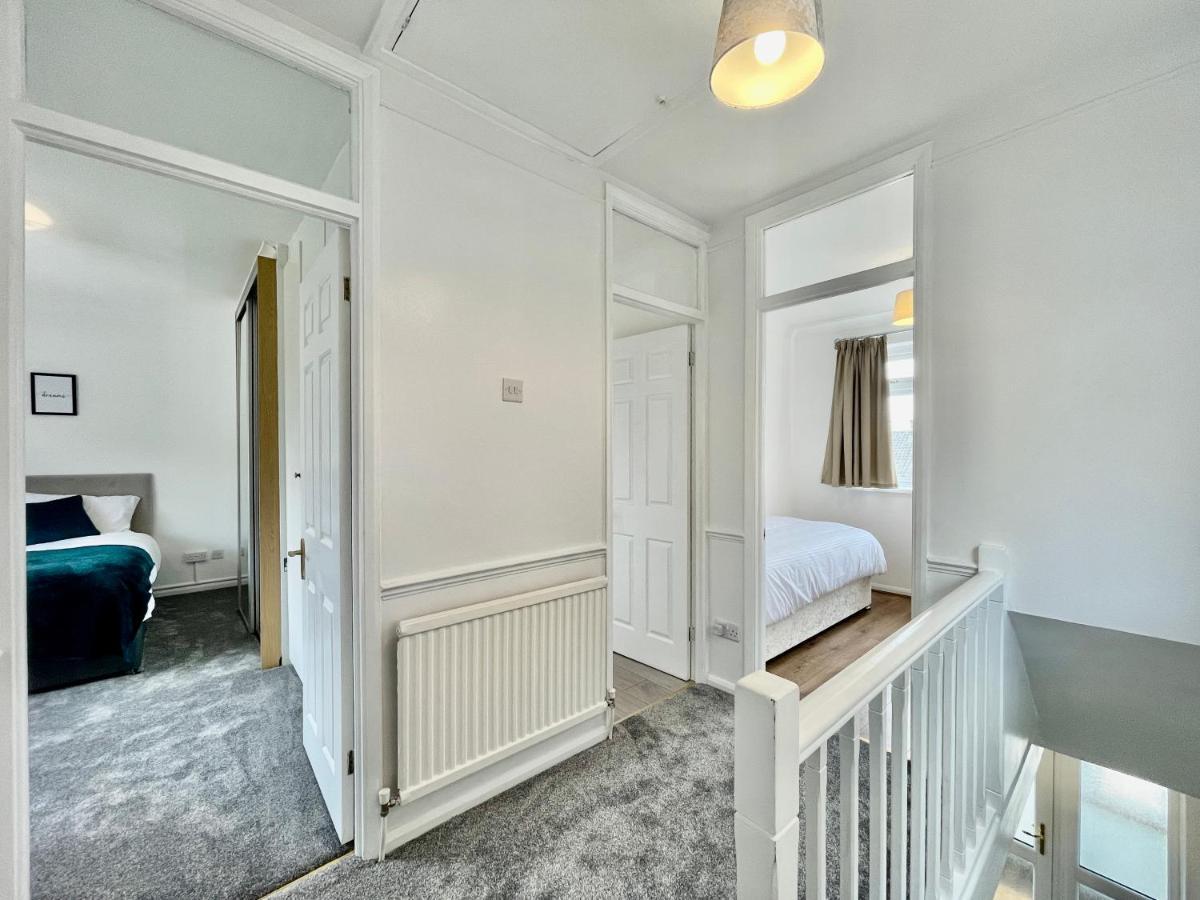Stylish 3 Bed Chigwell Home With Free Parking Экстерьер фото