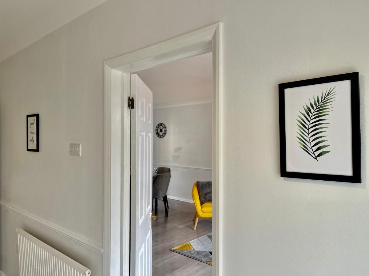 Stylish 3 Bed Chigwell Home With Free Parking Экстерьер фото