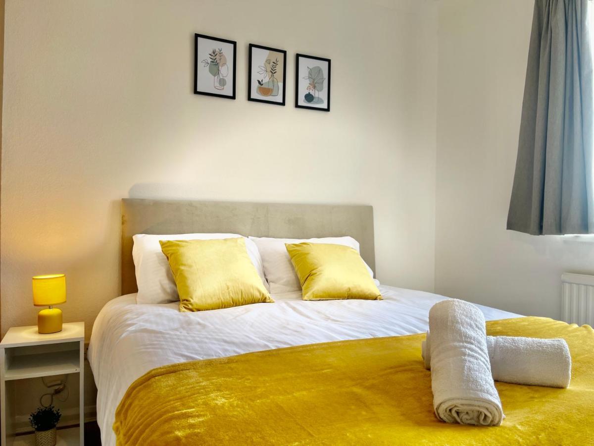 Stylish 3 Bed Chigwell Home With Free Parking Экстерьер фото